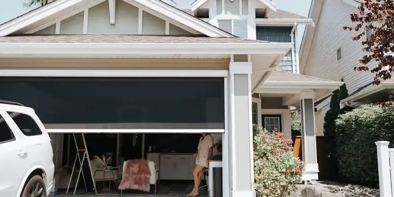 Garage with motorized screen