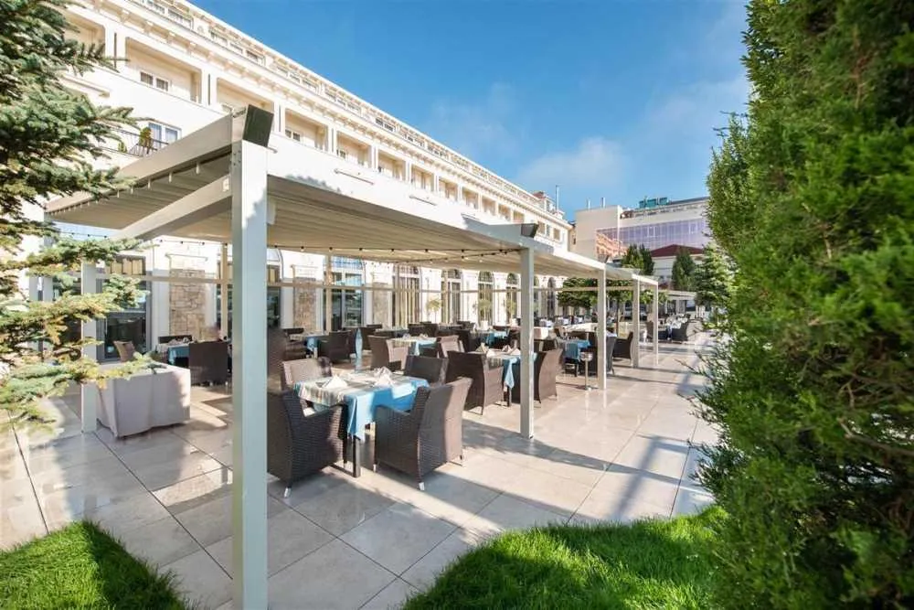 Large commercial Pergotenda rooftop