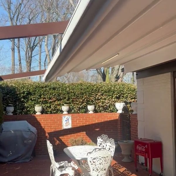 Retractable roof, side view